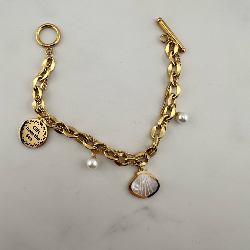 Trendy Shell Pendant Pearl chain Bracelet.